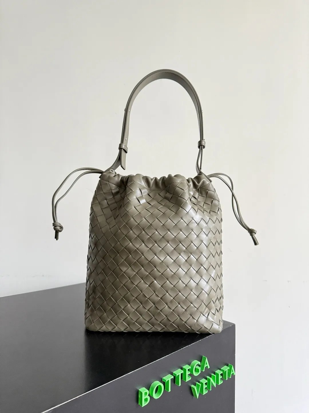 Batch 2280 BOTTEGA VENETA2025 new woven Biblioteca Bucket perfectly integrates casual texture, using classic Intrecciato woven leather, which feels soft but stiff, allowing the bag to drape naturally without losing the three-dimensional effect. The drawstring design of the drawstring pocket makes opening and closing more direct and adds a casual atmosphere. If you are on a short business trip, you can put some skin care samples in your bag. The front compartment or rear zipper can also be used to store ID cards, bank cards, etc. The solid color design of the bag is very versatile, and it doesn’t feel too picky when paired with any clothes. The leather material is also very high-quality! Style number: 836020 Size: 24*33*14cm